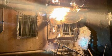 Нічна атака на Дніпро: поранено людину та пошкоджено багатоповерхівку