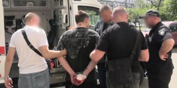 У Києві чоловік випав з вікна після удару ножем, вбивцю – громадянина рф – затримали