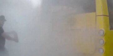 В Киеве патрульные спасли пассажиров из горящего троллейбуса. ВИДЕО