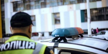 У Києві екскаватор протаранив патрульну автівку – вона в'їхала у вантажівку
