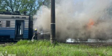 Вагоны в огне:  40 пассажиров чудом спаслись из горящего поезда в Черкасской области