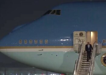 Трамп прилетел в Пекин: первый визит президента США в Китай за 9 лет