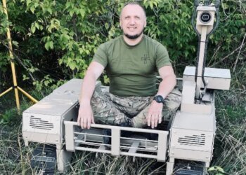 Спасение из ада: украинские роботы вывезли раненых пенсионеров из прифронтового города. ВИДЕО