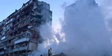 Дев'ять поранених та руйнування у багатьох районах Києва після атаки: ДСНС показала наслідки