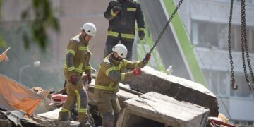 Під завалами багатоповерхівки у Києві знайшли тіло 12-річної дівчинки