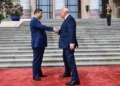 Битва невербалики:  проверка Трампа рукопожатием создала “неловкий момент”. ВИДЕО