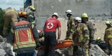 У Києві з-під завалів дістали ще два тіла, кількість загиблих зросла до 11