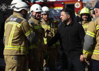 Зеленський побував на місці зруйнованої ударом російської ракети багатоповерхівки у Києві