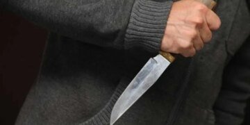 У Києві чоловік під наркотиками посварився із жінкою і кинув їй у спину ніж, його затримали