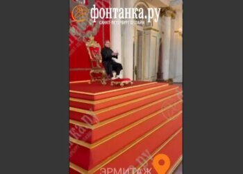 Вооруженный захват в Эрмитаже: бизнесмен занял императорский трон для обращения к Путину. ВИДЕО