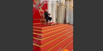 Вооруженный захват в Эрмитаже: бизнесмен занял императорский трон для обращения к Путину. ВИДЕО