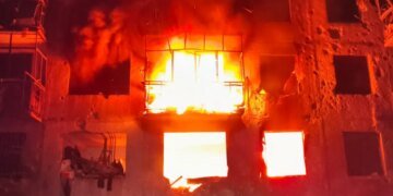 На Донеччині росіяни вдарили по Дружківці: поранена людина, пожежі у будинках. ФОТО