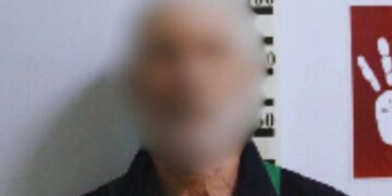 У Києві затримали 62-річного чоловіка, який зайшов у під’їзд за 15-річною дівчиною та вчинив розпусні дії