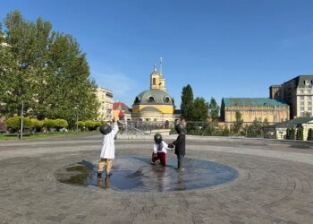 Малюків-засновників Києва вдягли у вишиванки різних областей