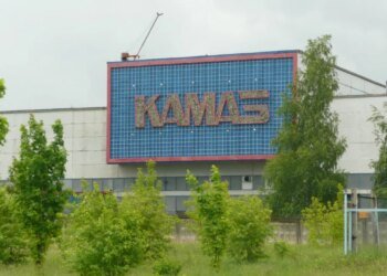 Крах российского автопрома: промышленный флагман РФ избавляется от людей и тонет в долгах