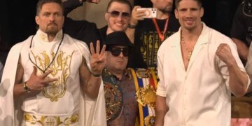 Усик прибув на пресконференцію з Верховеном у вишитому костюмі та встиг провести імпровізовану битву поглядів