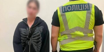 У Києві затримали дівчину, яка через зауваження вдарила військового пляшкою по голові