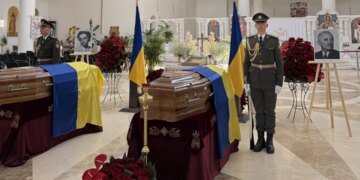 Прах лідера ОУН Андрія Мельника та його дружини привезли до Києва для вшанування