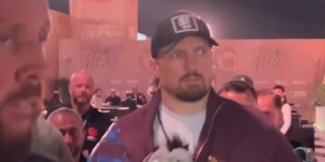 Усик прибув на бій проти Верховена