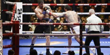 Олександр Усик технічним нокаутом переміг Ріко Верховена у бою біля пірамід