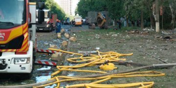 У Києві через масштабну атаку рф перекрили низку вулиць, громадський транспорт змінює маршрути