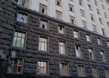 Під час масованої атаки рф на Київ пошкоджено будівлю Кабміну – Свириденко