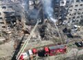 Под завалами ищут пострадавших: спасатели ведут отчаянную борьбу со временем в атакованном Киеве. ФОТО