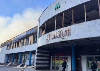 Лукьяновскую открыли после обстрела, но пассажирам придется побегать в поисках работающего выхода