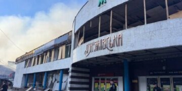 Лукьяновскую открыли после обстрела, но пассажирам придется побегать в поисках работающего выхода