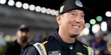 Дворазовий чемпіон NASCAR Кайл Буш помер у 41 рік після важкої пневмонії та сепсису