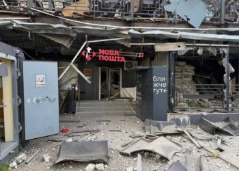 Россия сбросила кассетные бомбы на отделение «Новой почты» в Краматорске — посылки оказались под завалами