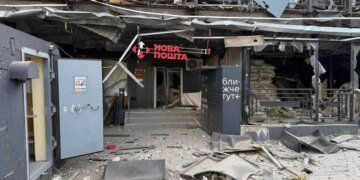 Россия сбросила кассетные бомбы на отделение «Новой почты» в Краматорске — посылки оказались под завалами