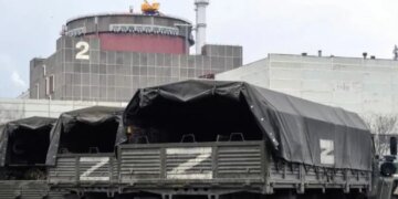 Россия заявила о массированной атаке на Энергодар: более 50 взрывов, город остался без света и связи