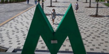 Людина в тунелі змусила метро Києва призупинити рух на "синій" гілці, роботу уже відновлено