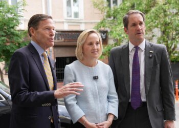 Посольство США у Києві заявило, що продовжує роботу і заперечило "повідомлення про інше"