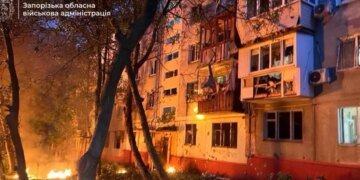 Россия обстреляла многоэтажный дом в Запорожье с помощью БПЛА: есть раненые