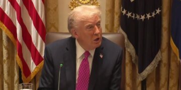 Трамп выставил Ирану три требования и ушел в ситуационную комнату для принятия решения