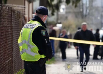 Чуть не утопил пятерых детей: на Николаевщине 19-летний водитель на Mitsubishi упал с моста. ФОТО