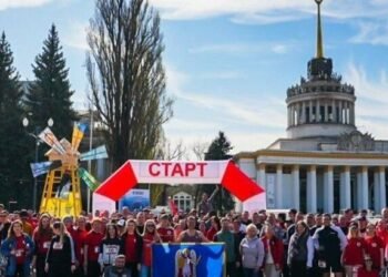 Малює місто ногами і збирає тисячі для Сил оборони: історія київського бігуна-волонтера