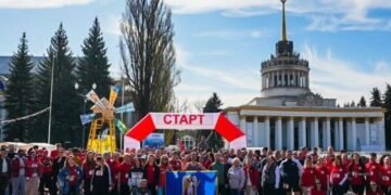 Малює місто ногами і збирає тисячі для Сил оборони: історія київського бігуна-волонтера