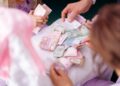 Пенсионерам могут начислить 1300 гривен надбавки: юрист назвала условие