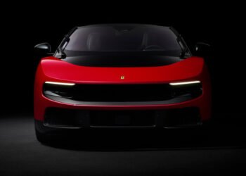 Ferrari показала свій перший електрокар — до його створення долучився колишній головний дизайнер Apple Джоні Айв