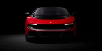 Ferrari показала свій перший електрокар — до його створення долучився колишній головний дизайнер Apple Джоні Айв