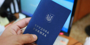 Трудовые книжки оцифруют до 10 июня: в ПФУ объяснили, что будет со стажем