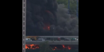 В Москве вспыхнул масштабный пожар возле Измайловского Кремля: фото и видео