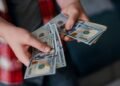 Як сформувати фінансову “подушку” та скільки грошей тримати в гривні: поради експерта