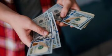 Як сформувати фінансову “подушку” та скільки грошей тримати в гривні: поради експерта