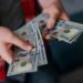 Як сформувати фінансову “подушку” та скільки грошей тримати в гривні: поради експерта