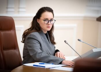 Кабмин снял запрет на выезд за границу для женщин-чиновниц, но есть ограничения