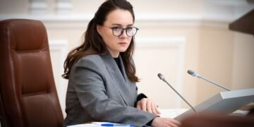 Кабмин снял запрет на выезд за границу для женщин-чиновниц, но есть ограничения
